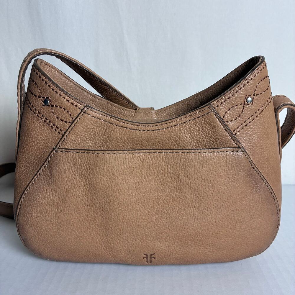 Vintage Frye Tan Pebbled Leather Studded Stitch Hobo Crossbody Bag Dust Bag Y2K - Picture 6 of 16